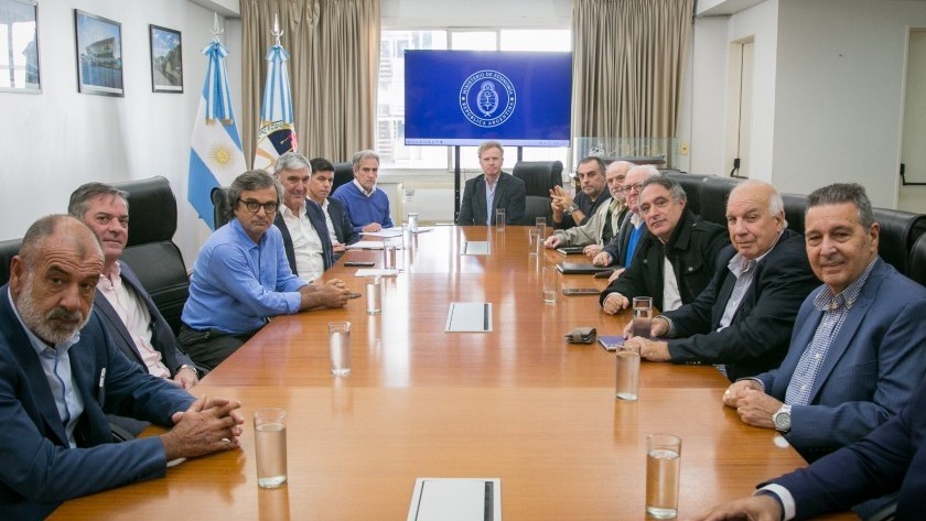 Acuerdo entre las empresas de colectivos y el Gobierno: Prometen reducir las demoras