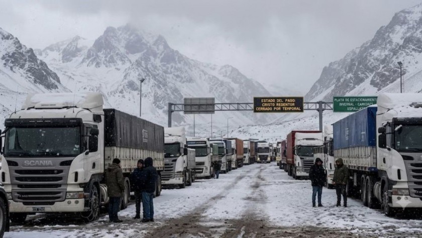 Mendoza: Más de 1.500 camiones permanecen varados en el Paso Cristo Redentor 